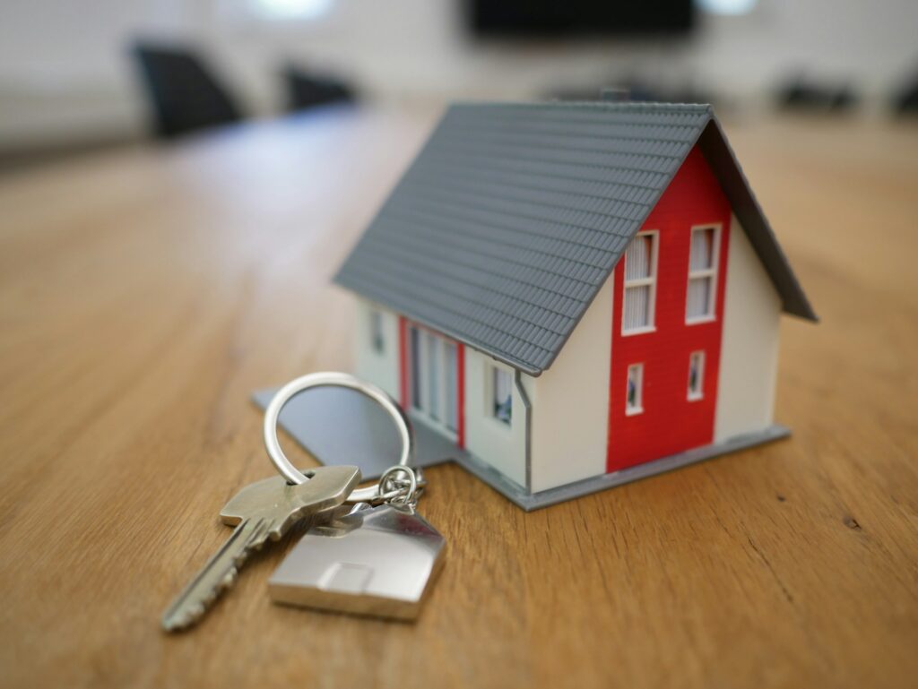 Het echte verschil tussen kosten koper en vrij op naam bij het kopen van een huis